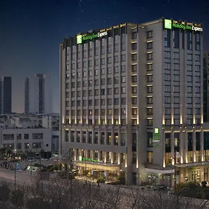 Отель Express Huanhuaxi By Ihg-near Jinsha Site Musem,near Wuhou Temple Museum,welcome Drinks,free Gym,free Self-service Laundry 4*